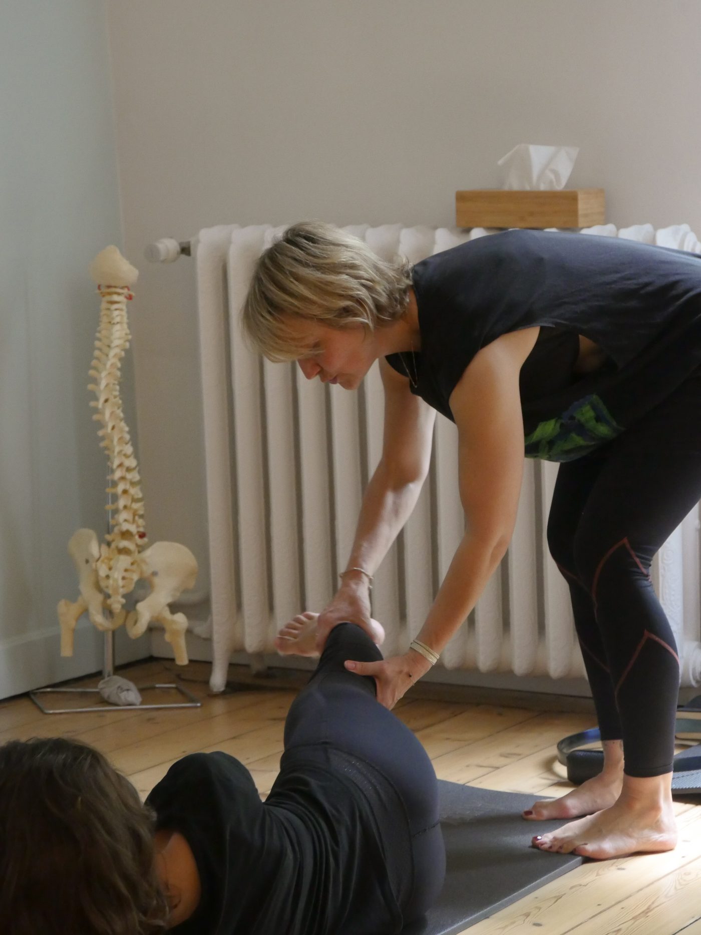 Coralie corrige une élève lors d'un accompagnement personnalisé