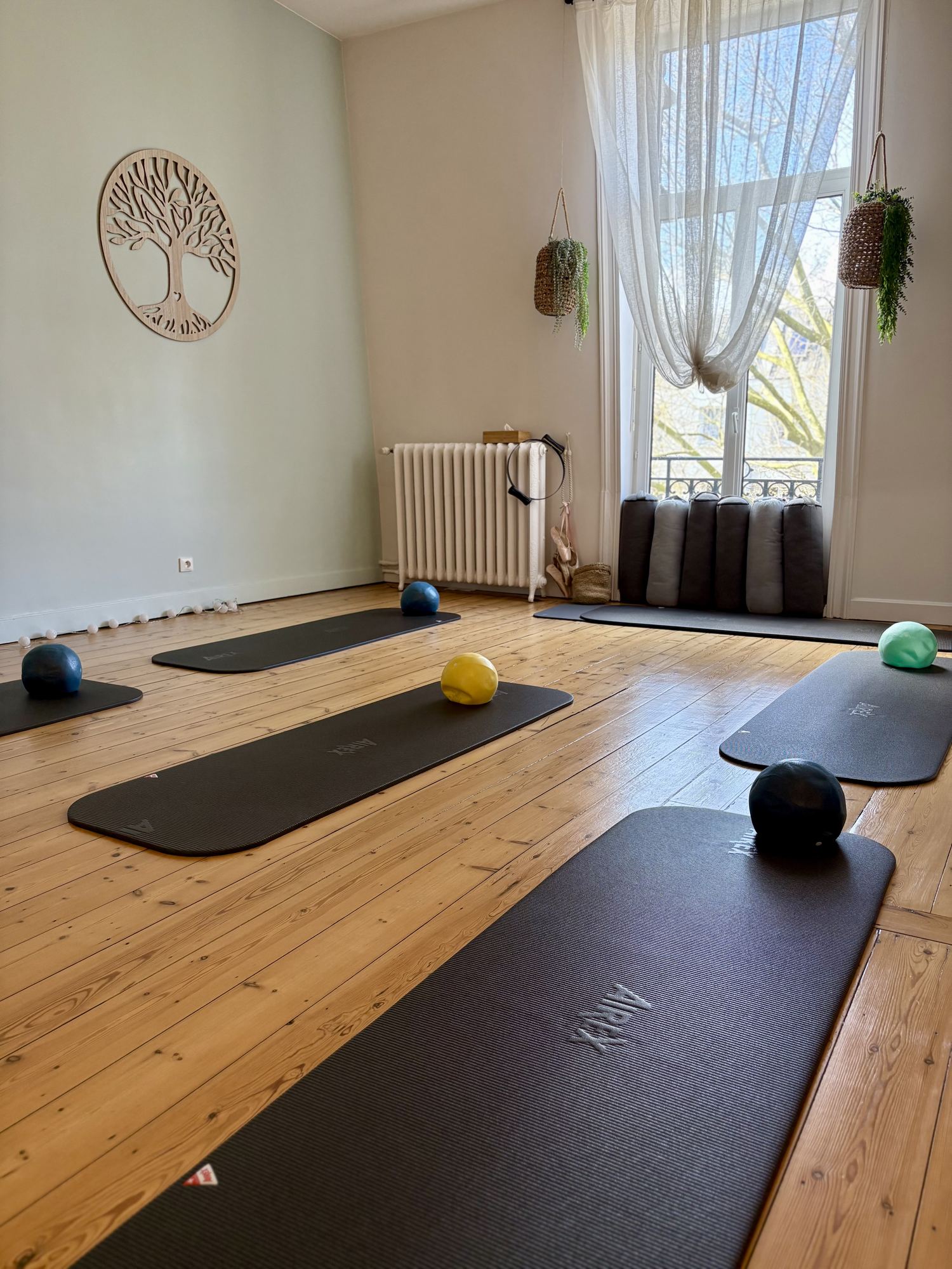 Le studio Move and Breathe à Roubaix Barbieux : parquet, lumière naturelle, tapis et petit matériel